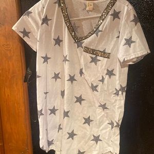 7th ray short leave v-neck T-shirt with stars and glitter around the V-neck